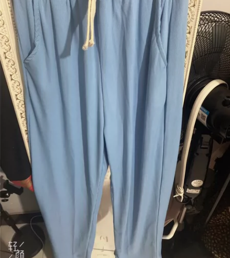蓝色直筒裤，夏天也可以穿，面料是属于凉快的...