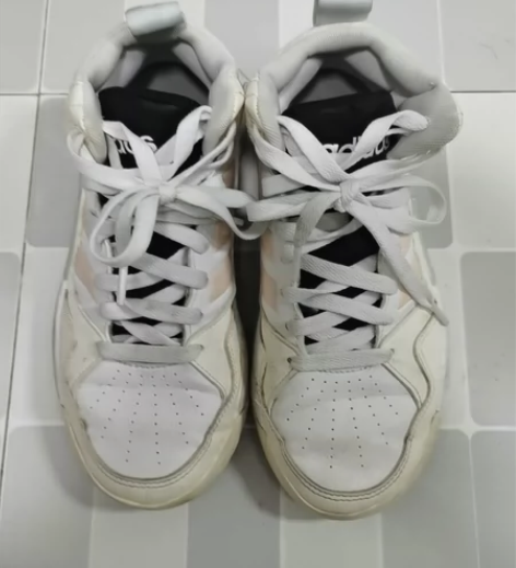 阿迪达斯女士休闲运动鞋，正品保证35码。比...