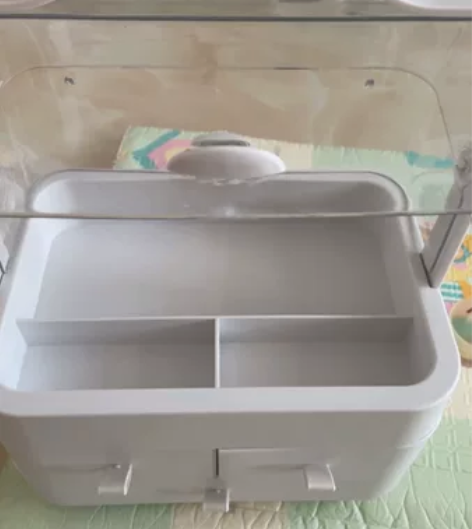 觅光化妆箱，空间大，布局合理，最上面一层两...