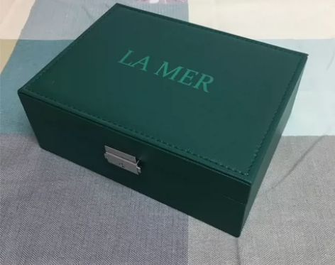 LA MER海蓝之谜化妆包，和同事一起买的...