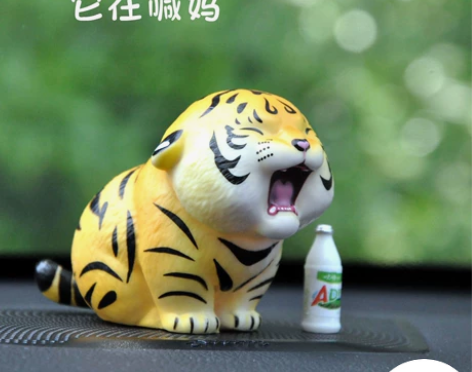 全新喊妈小虎可爱卡通车内摆件胖虎手办车载公...