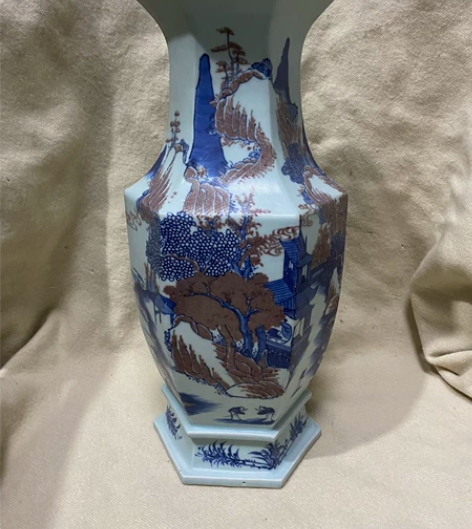 清中期青花釉里红六方大瓶，画工精细，发色漂...