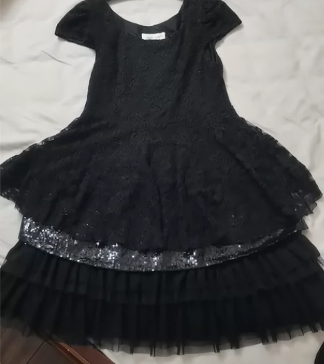 商场专柜购买，很有分量的一条裙子设计很美，...