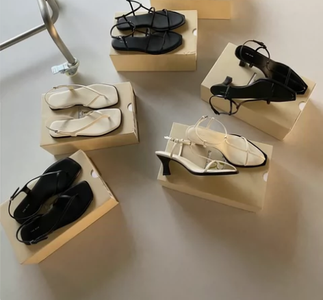 一起三款的极简风系带凉鞋 满足精致灵巧女人...