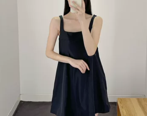 极简COS风休闲版型迷你A字方领吊带裙黑色...