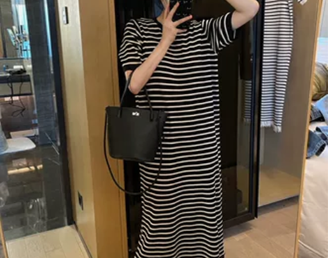 2023春夏冰丝条纹针织连衣裙女短袖宽松遮...