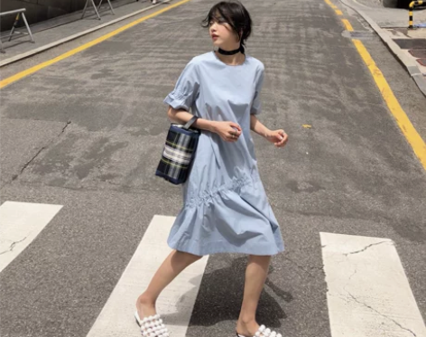 花伦2018夏季新款冷淡风极简连衣裙chi...