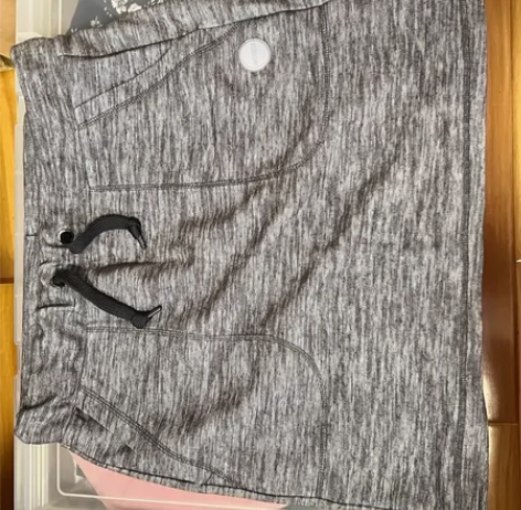 运动风碳灰色弹力短裙 显瘦穿着活动方便，有...