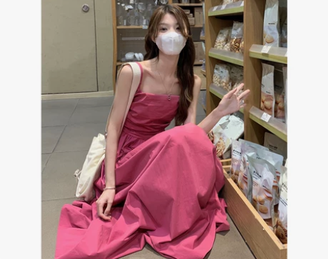 港风吊带连衣裙女夏季2023新款收腰显瘦褶...