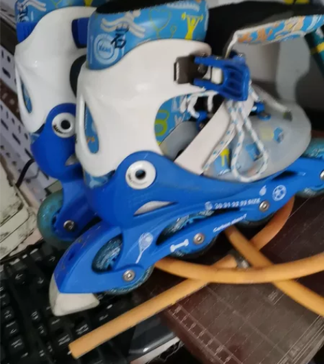 龙卷风轮滑鞋，八成新。初学者男女滑冰鞋全套...