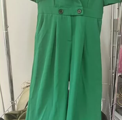 全新绿色连体裤，特别垂顺的面料，适合100...