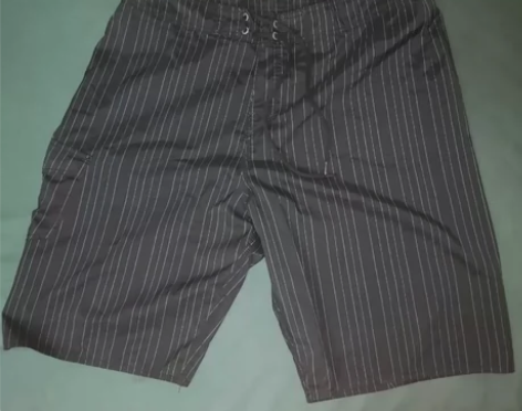 男士休闲短裤 休闲沙滩裤没有裤袋，大腿左侧...