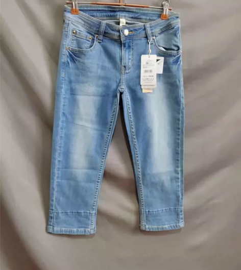 以纯女装低腰牛仔七分裤,尺码26/27码,...