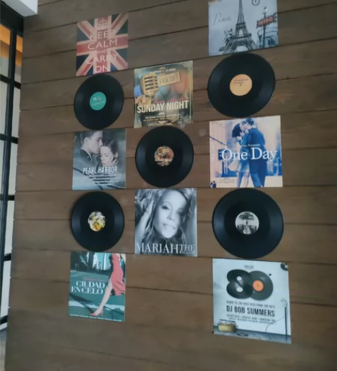 照片墙，黑胶唱片，心形小亮灯，明星片，挂画...