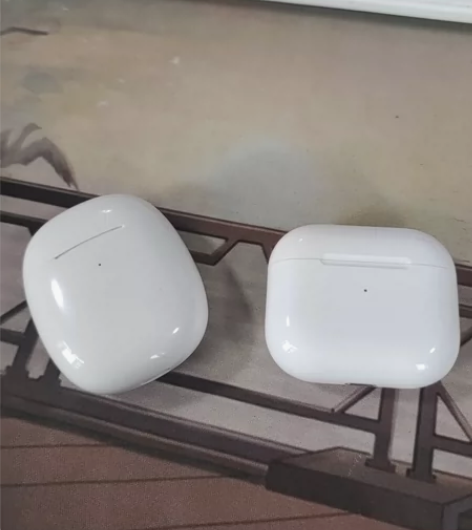 出两个耳机打包带走一个华强北AirPods...