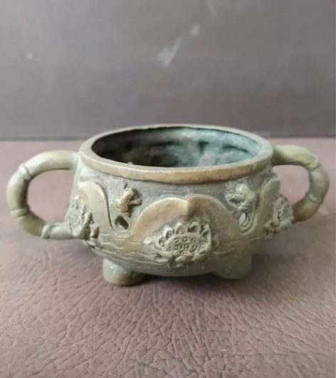 工艺非常不错的双耳莲花香炉，品相完好如图 ...