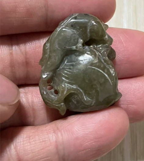 带皮玉雕寿桃挂件，雕刻细腻精美，包浆厚实，...