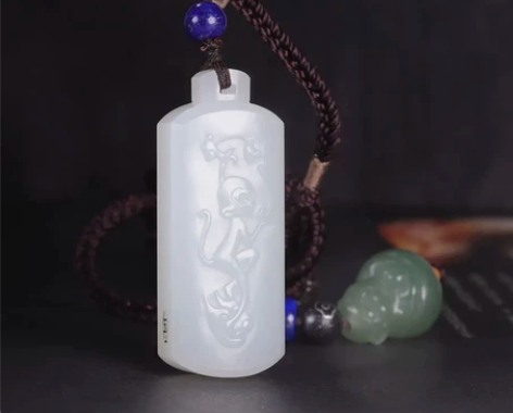 海派玉雕大师陆华作品 和田玉籽料猴牌，赠苹...