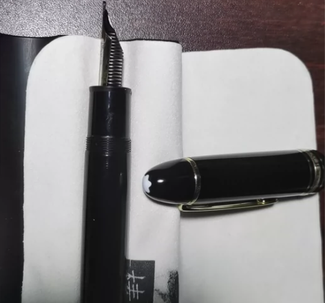 万宝龙，保守9.8成新，海明威，18K-7...