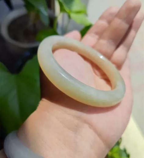 和田玉蜂蜜水59.3圈口，有麻点 水水润润...