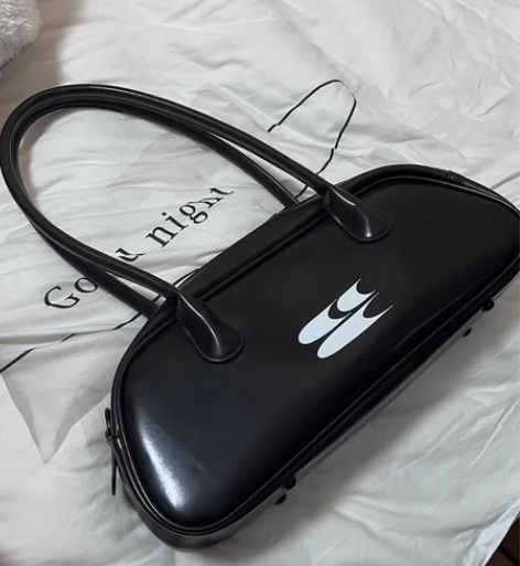 呐喊中心 腋下包 独特的椭圆形 肩带也够长...