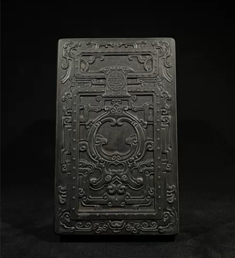 正宗府上有龙松花石盒三体套砚，重约1445...