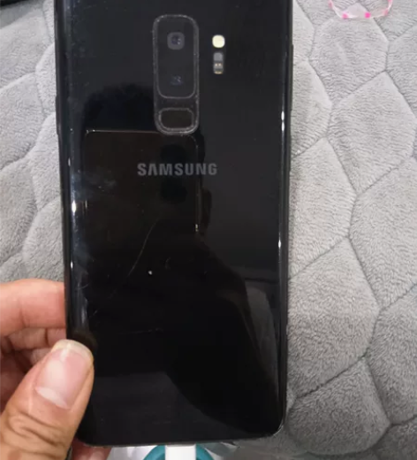 三星S9+      6+64的。功能完好...