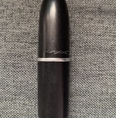 出mac口红2支，一支是dubonnet（...