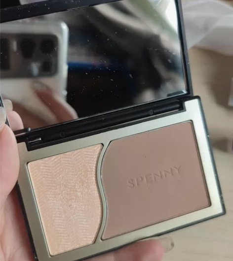 诗佩妮修容高光一体盘 感兴趣的话点“我想要...