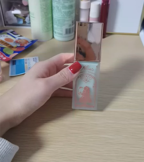 滋色隔离霜，滋润款，适合干皮。 感兴趣的话...