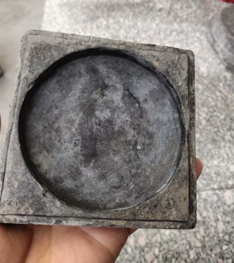 老砚台，材质泥石不详，使用痕迹明显，尺寸如...
