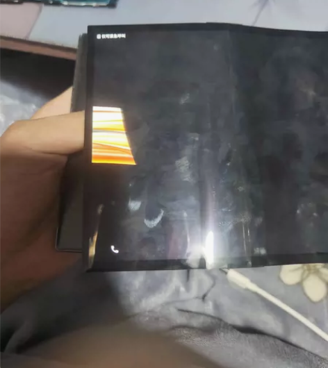 柔宇2屏幕坏的总共有4片，这是4片的价格包...