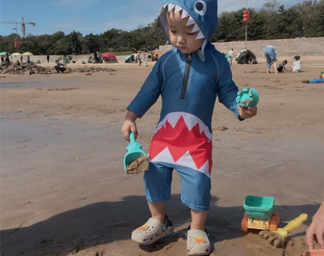 男童连体鲨鱼防晒长袖游泳装 我家儿子六岁了...