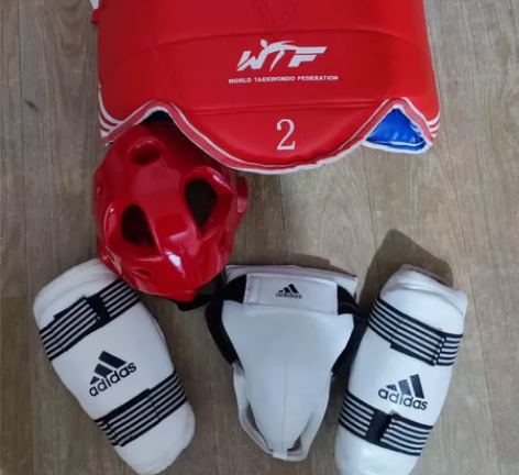 99新，阿迪达斯，跆拳道护具 感兴趣的话点...