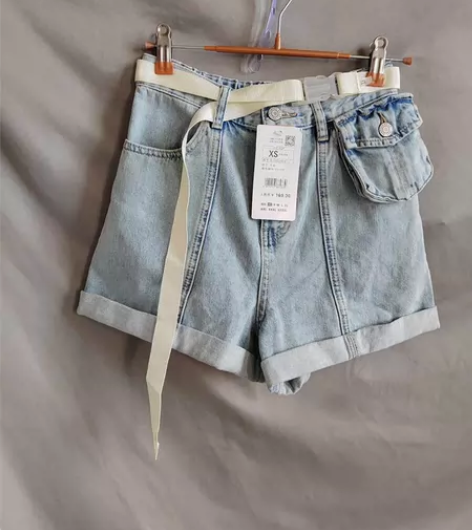 以纯女装短裤,尺码L码,全新,有吊牌。 面...