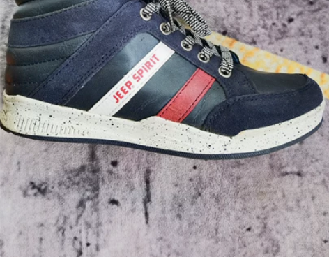 九成新Jeep高帮儿童运动鞋板鞋，实体店购...