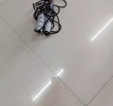 出跳绳，计数正常，就是有一个手柄少了一个底...