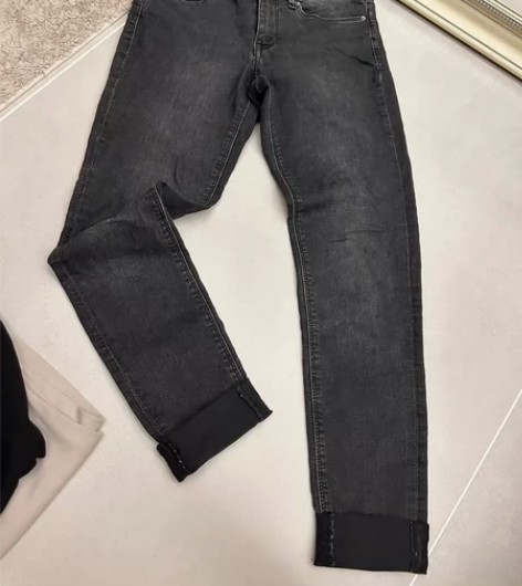 全新牛仔裤 H M 偏瘦 适合115斤以内...