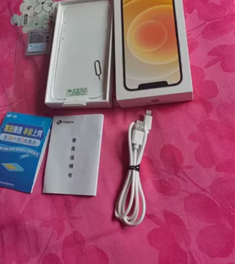 苹果手机小零件。 品牌苹果手机。有充电线，...