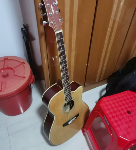 星臣9成新自用吉他，另外送变调夹子和调音器...