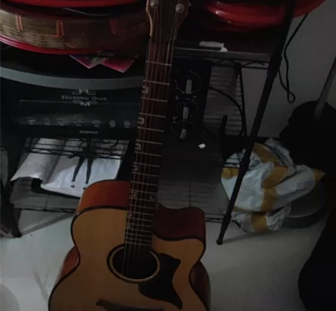 个人一手吉他。看上的来，两个架子加五十 感...