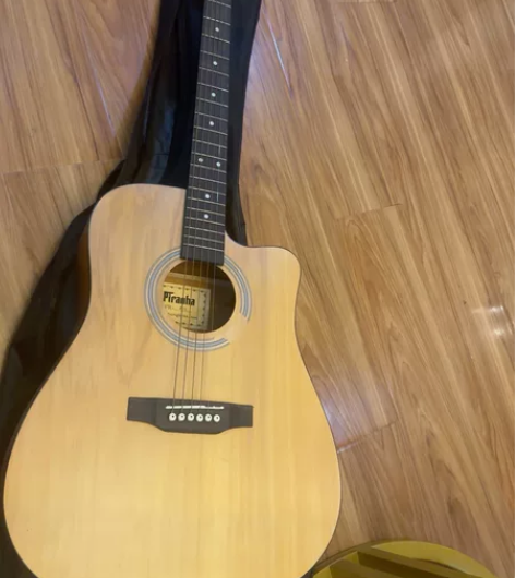 便宜出售吉他，几乎全新，因断了一根弦，低价...