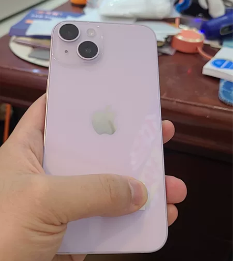 苹果14，电量百分之百。在保至23年11月...