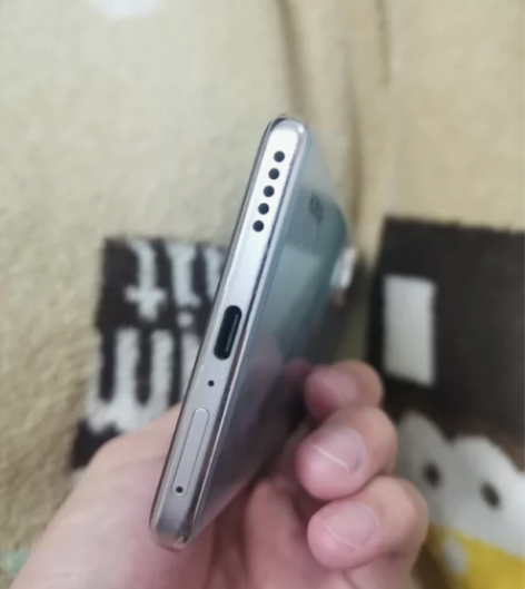 荣耀60pro，8＋256的 边框有磨损，...