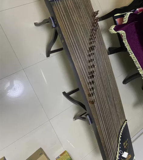 自用古筝一架，配琴架，琴包，成色如图。看清...