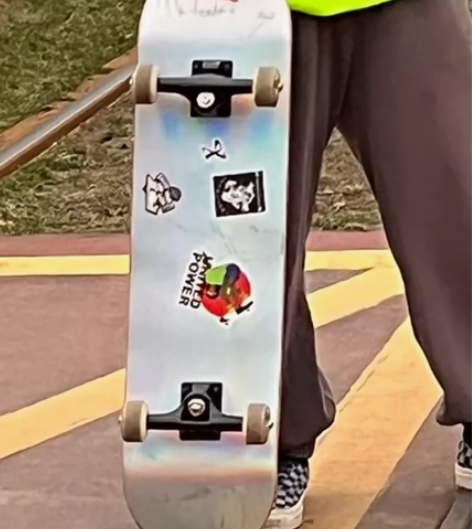 街式滑板，板面有划痕，都是练ollie的时...