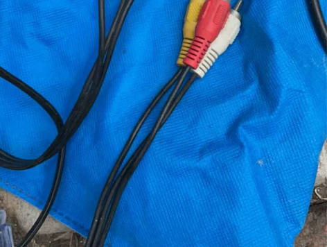 线缆三根，VGA DVI 音频  HDMI...