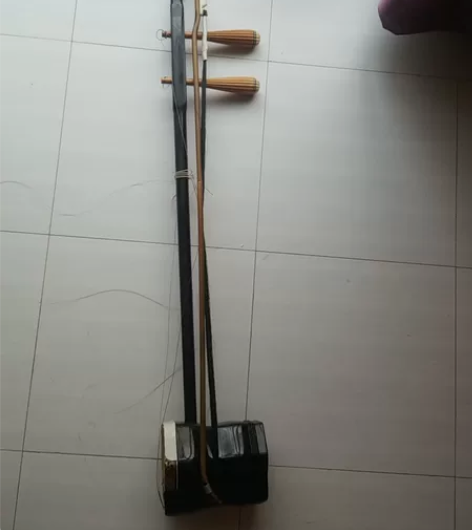 苏州灵岩二胡一把，闲置多年，蛇皮破了，其他...