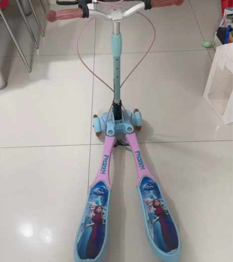 迪斯尼滑板车，炫彩闪光轮，双手刹车，把手处...