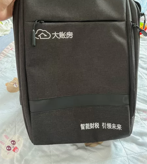 小米定制版商务背包 感兴趣的话点“我想要”...